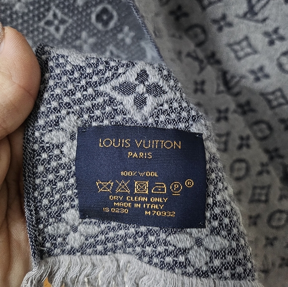 Louis Vuitton Monogram Classic Scarf - Picture 5 of 6